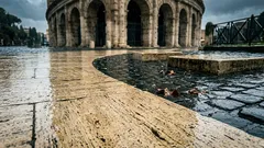 Al Colosseo spariscono i sampietrini: cosa sta riemergendo all’ingresso sud